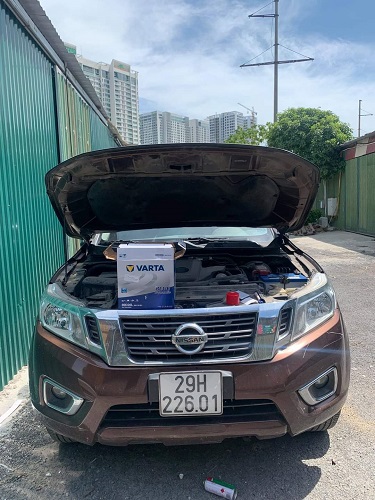 thay ắc quy cho xe nissan