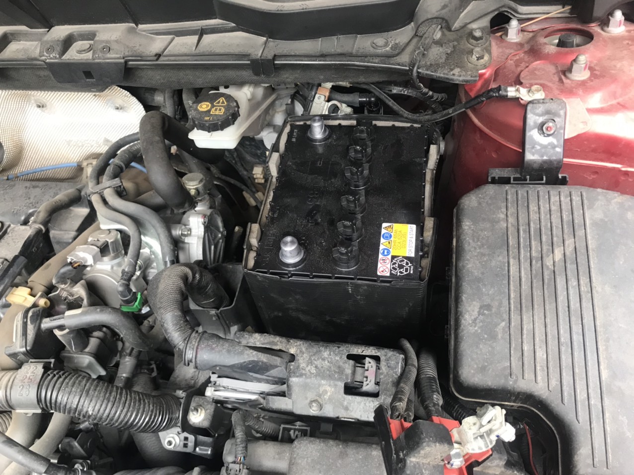 tháo ắc quy ra khỏi xe